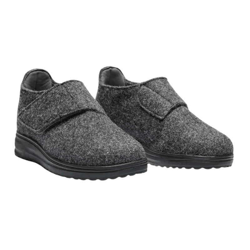 Ett par grå New Feet damtofflor i filtmaterial, sedda snett framifrån, med kardborreband