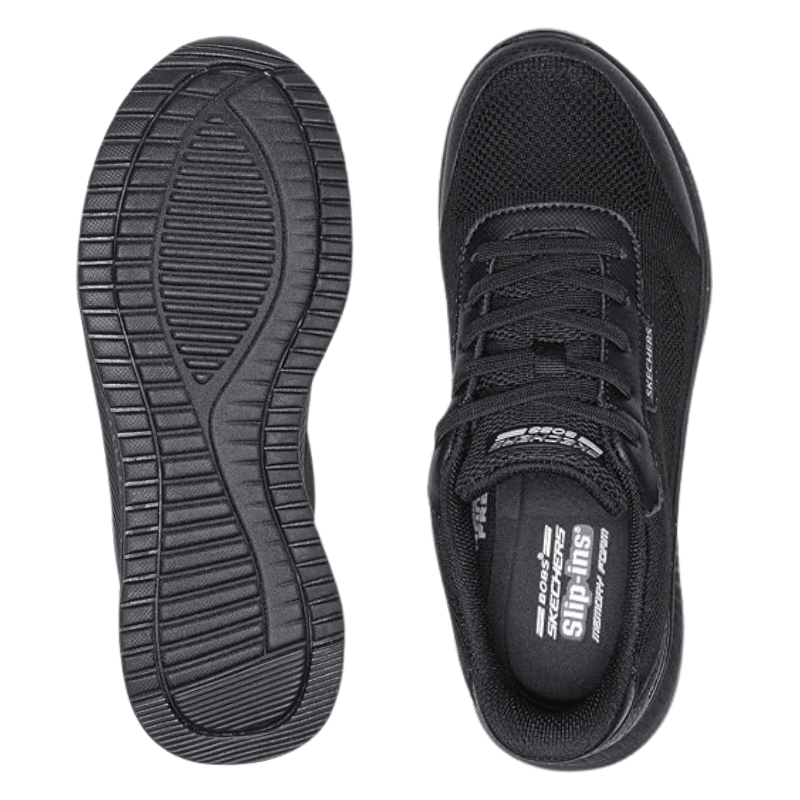 Två svarta Skechers slip-in damskor sedda ovanifrån, som visar ovansidan med innersula och yttersulan med mönster