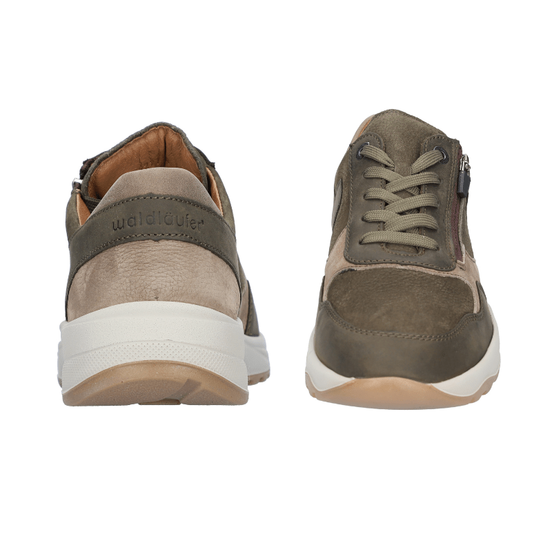 To olivengrønne Waldläufer herresneakers, den ene forfra med snørebånd og den anden bagfra med hælen