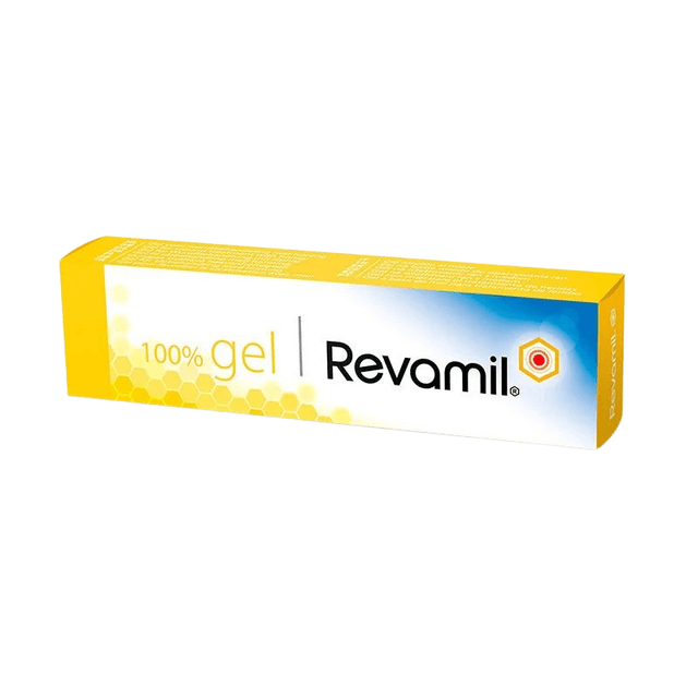 Gul och vit förpackning med Revamil sårgel, sedd snett framifrån med texten '100% gel' och 'Revamil'