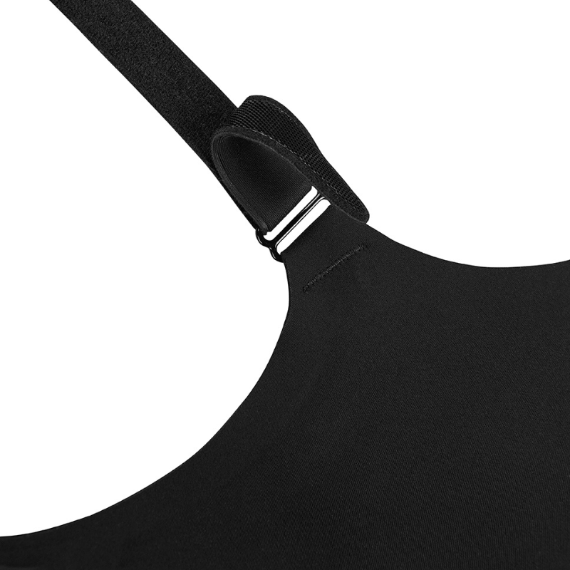 Detaljbild av den svarta postoperativa BH:ns justerbara axelband med kardborre