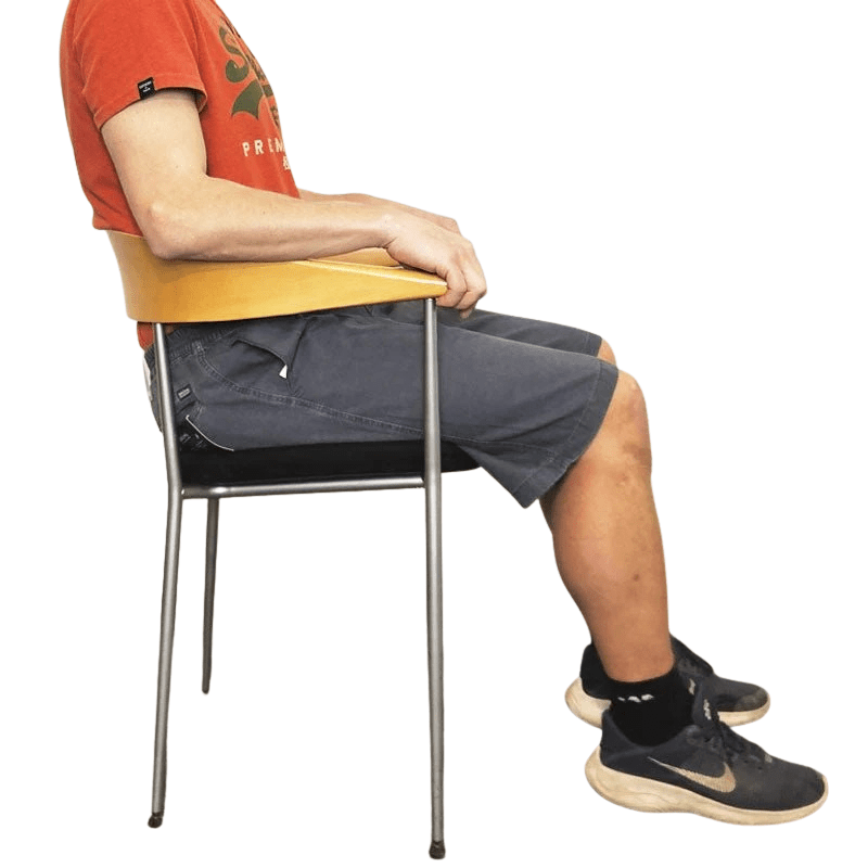 Man sitter bekvämt i gråblå shorts med elastisk midja, visar passformen för rullstolsanvändare