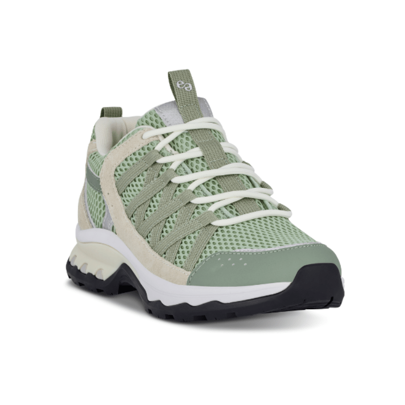 Green Comfort damsneaker i mintgrönt, sedd snett framifrån, med vita snören och ventilerande mesh
