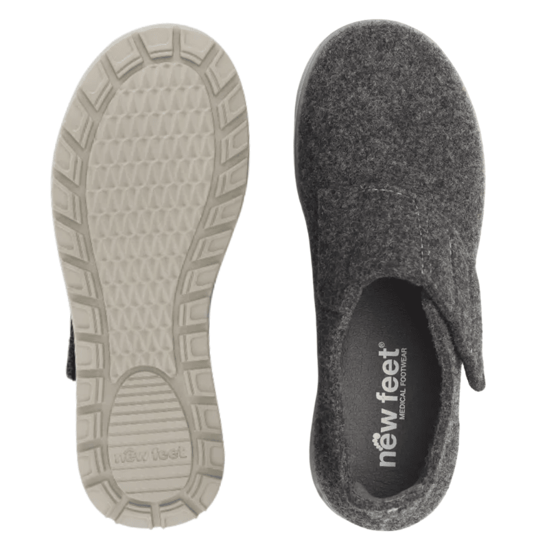 En antracitgrå New Feet damtoffel sedd uppifrån och en halksäker sula underifrån