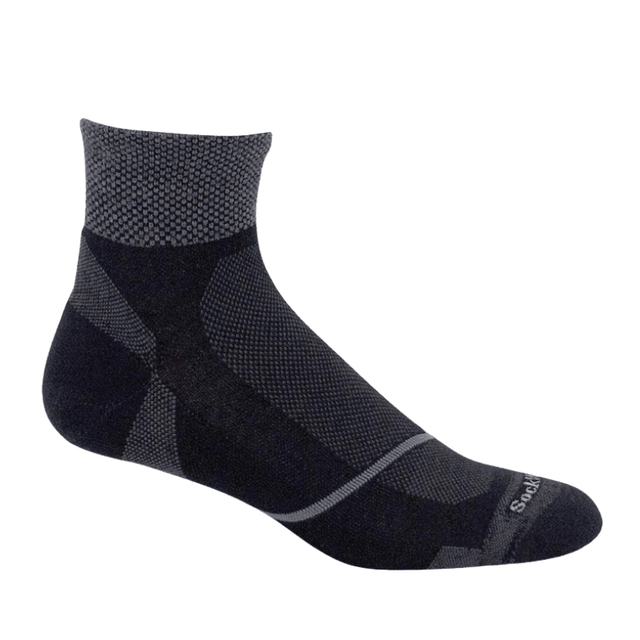 Svart Sockwell Pulse Quarter herrstrumpa för hälsporre, sedd från sidan med grå mönster och logotyp