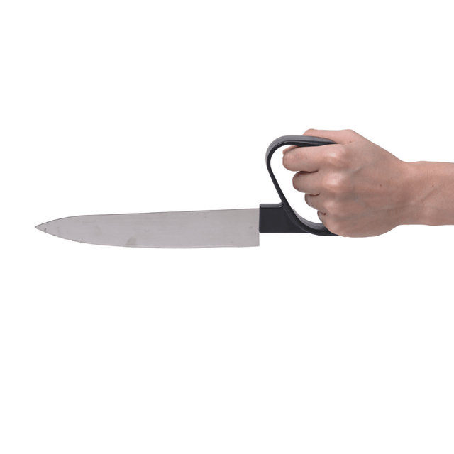 Kökskniv med silverfärgat blad och svart ergonomiskt handtag, hållen av en hand som visar greppet