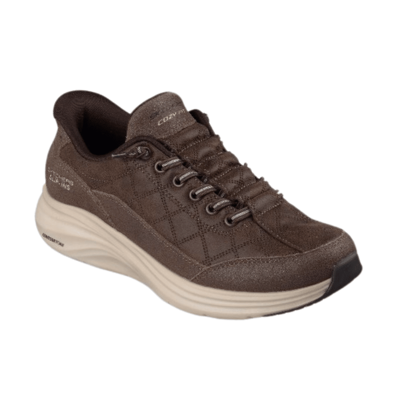 Vinklad bild av brun Skechers slip-in damsneaker med quiltat material och elastiska snören