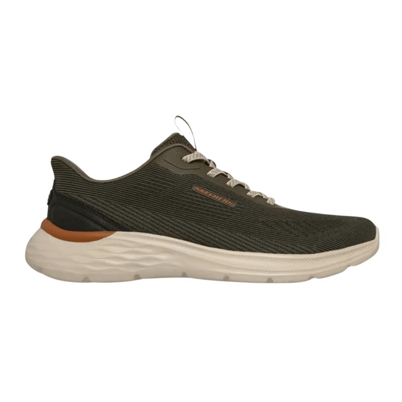 Olivgrön Skechers slip-in herrsko med elastiska snören och ventilerande ovandel, sedd från sidan