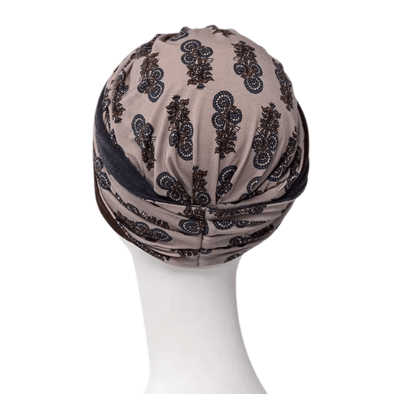 Baksidan av Shakti turban i Paisley Elegance på skyltdocka, med synligt paisleymönster och veck