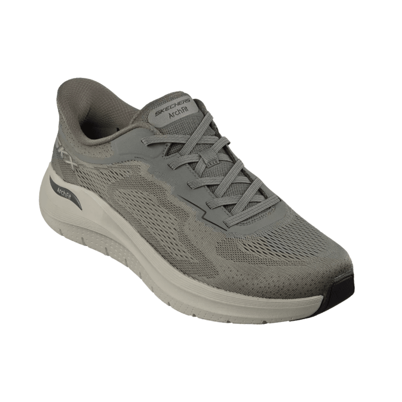 Olivgrön Skechers herrsko med elastiska snören och Arch Fit-logga på plösen, sedd snett framifrån