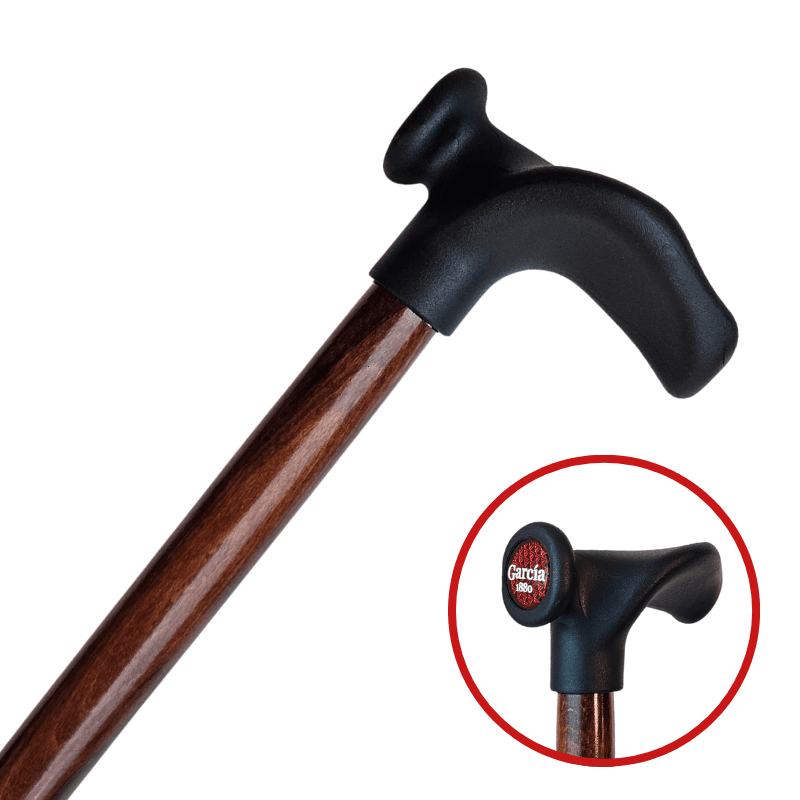 Brun träkäpp med svart ergonomiskt handtag, detaljbild med logotyp på handtaget