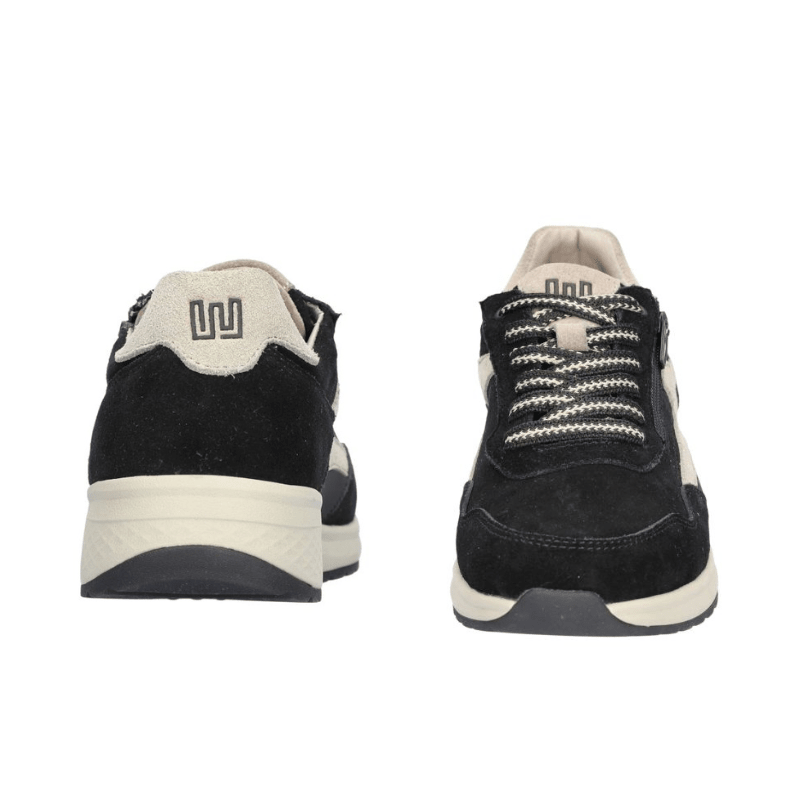 Två svarta Waldläufer damsneakers, en sedd framifrån med snörning och en bakifrån med logotyp