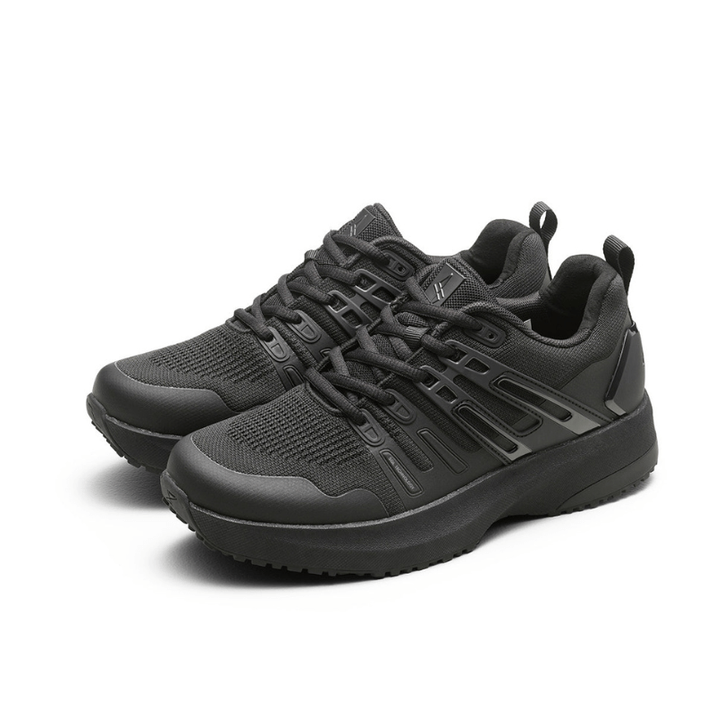 Ett par svarta Gaitline Advance Lite herrsneakers sedda snett framifrån, med snörning och stickad design