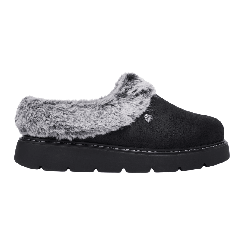 Sort Skechers damehjemmesko i ruskind-look med grå kunstpels og tyk sål, set fra siden