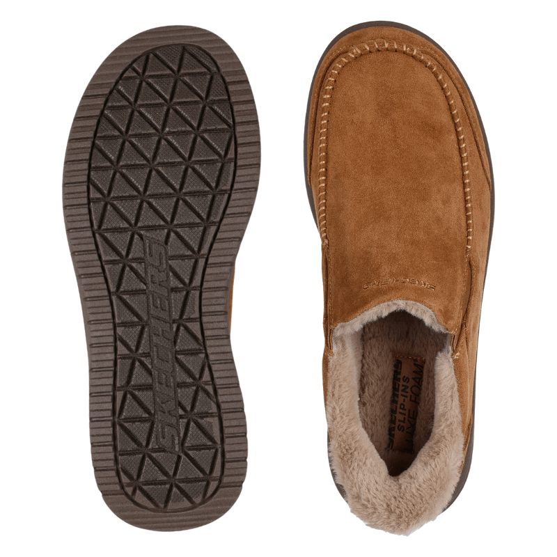Bruna Skechers herrtofflor sedda uppifrån, med en toffel som visar den halkskyddande yttersulan och den varma innersulan