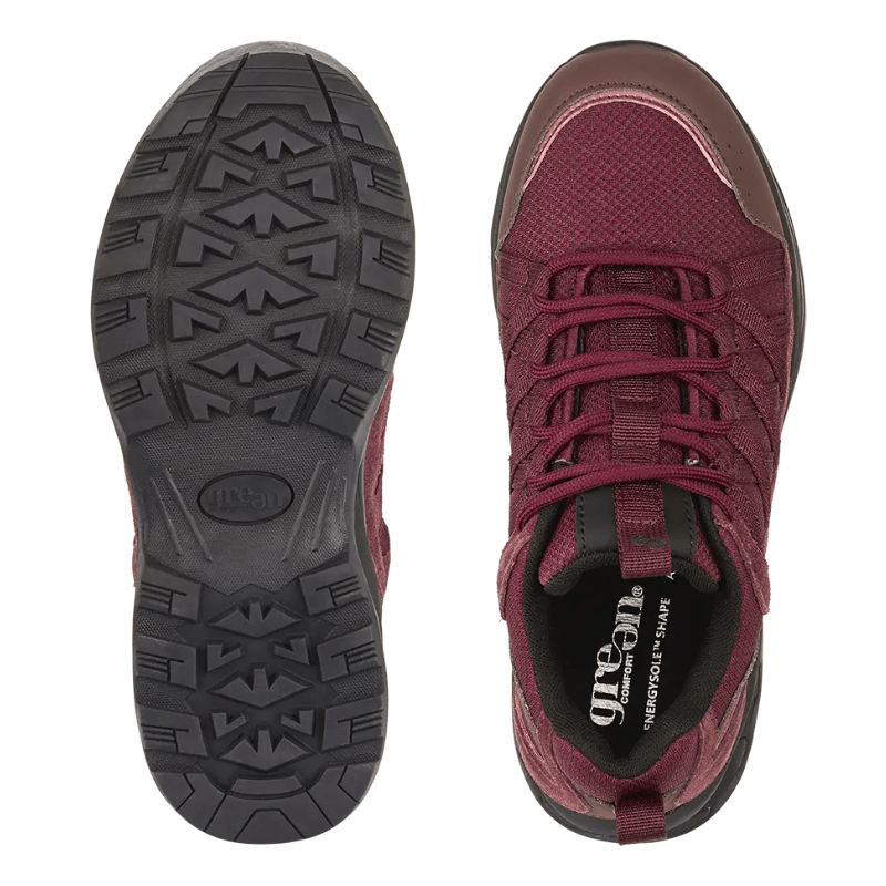 Två bordeauxfärgade Green Comfort damsneakers uppifrån, en visar den mönstrade yttersulan, den andra ovansidan