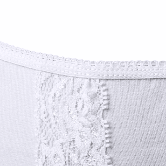 Närbild på den vita spetsdetaljen och den vågiga resåren på inkontinenstrosans midja