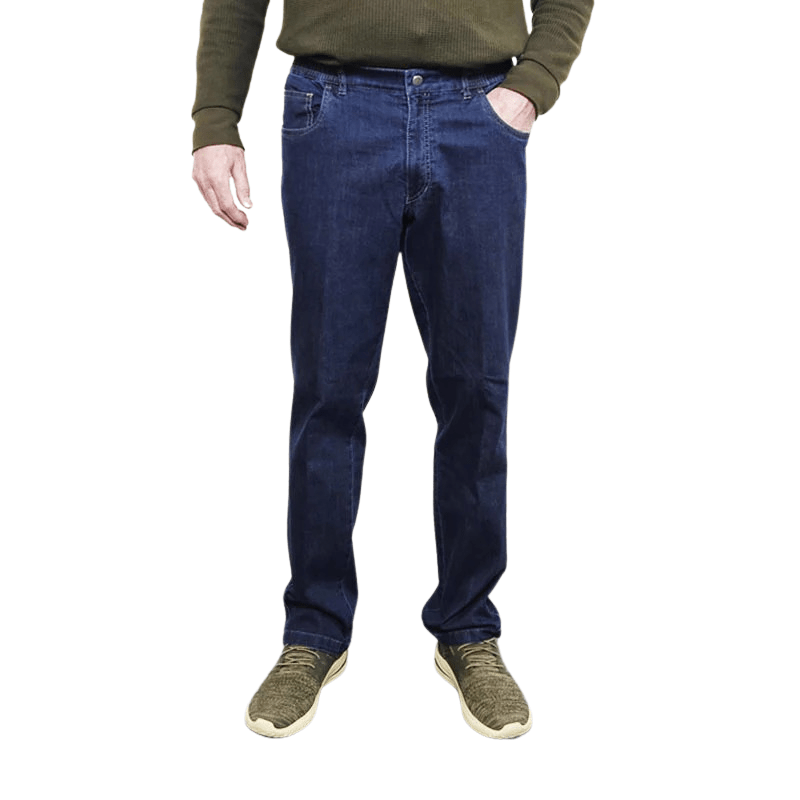 Mørkeblå jeans med elastik og stræk, vist forfra på en person med hånden i lommen
