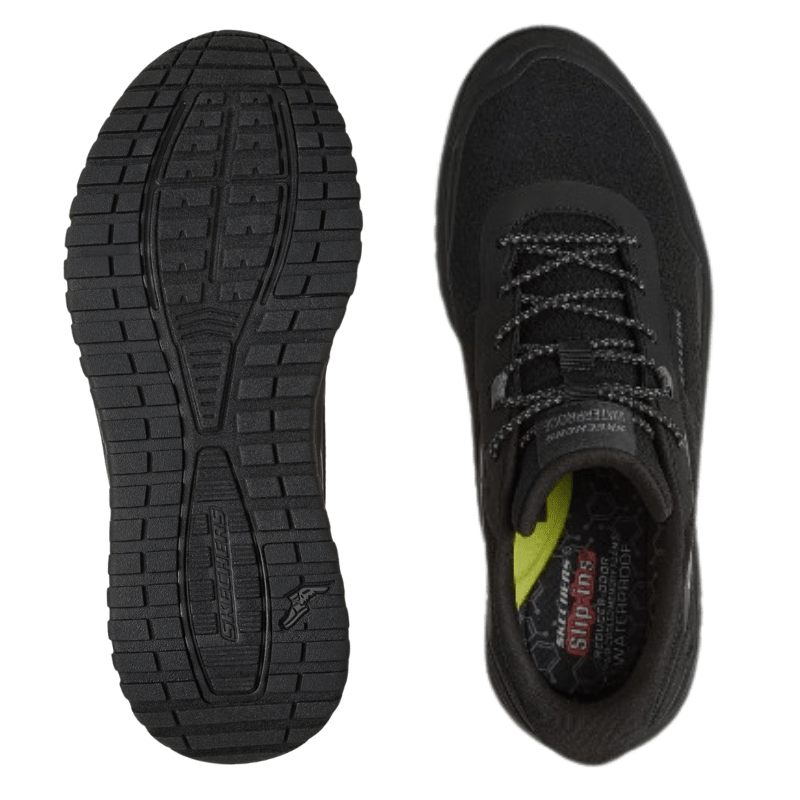Svarta Skechers herrskor med detaljerad yttersula och innersula som visar Hands Free Slip-ins funktion