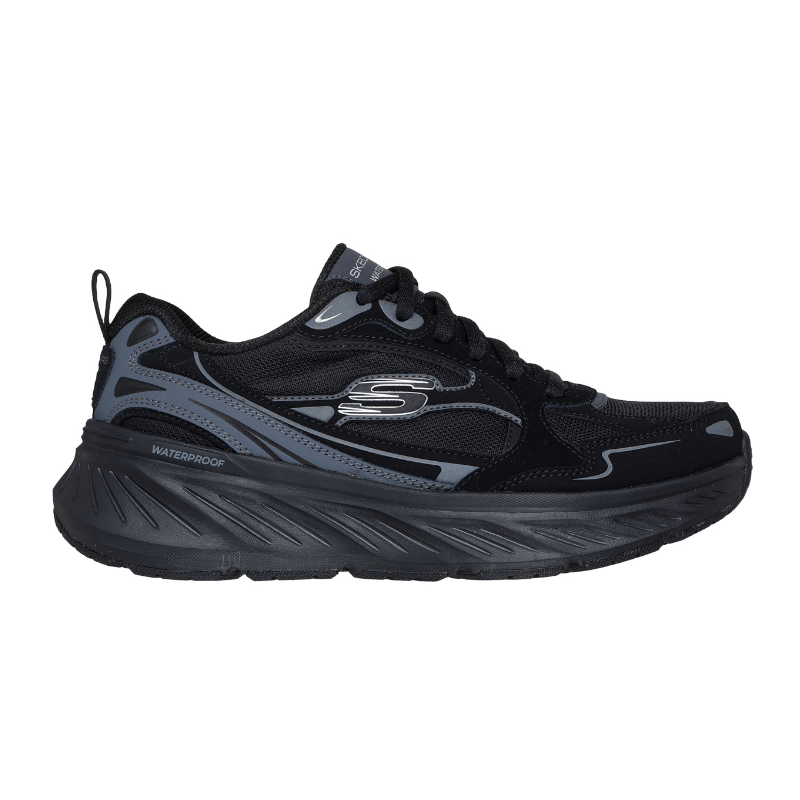 Svart Skechers vattentät damsneaker i mesh och läder, sedd från vänster sida med "WATERPROOF" text
