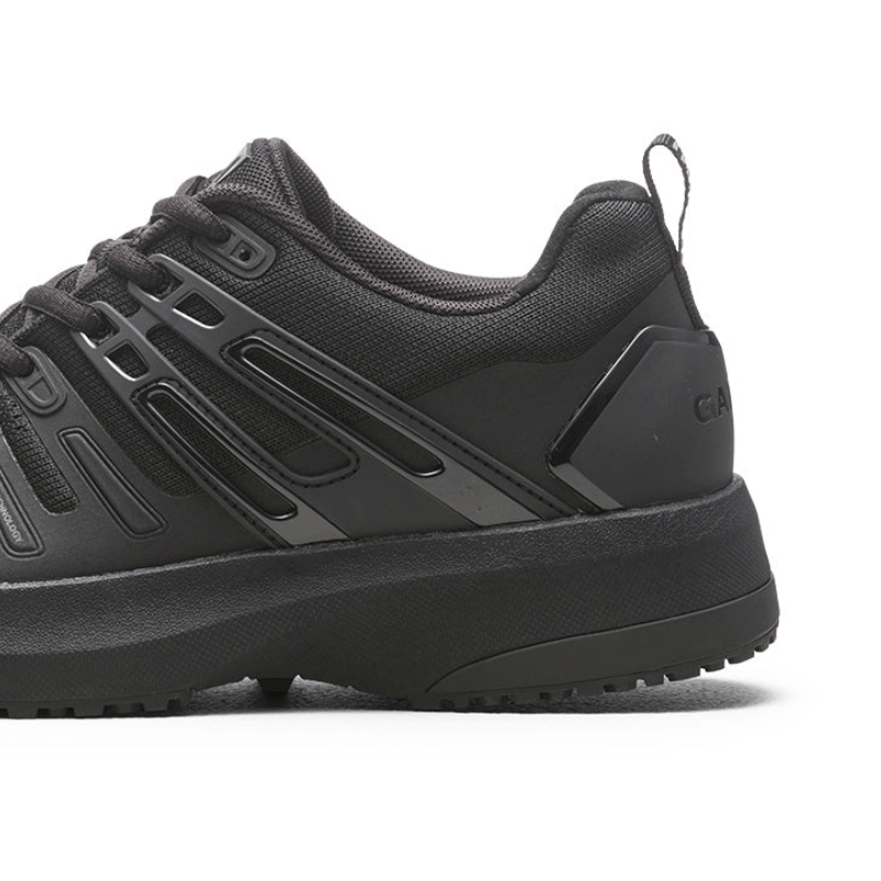Detaljbild av hälen på en svart Gaitline Advance Lite herrsneaker, visar den vadderade kanten och dragöglan