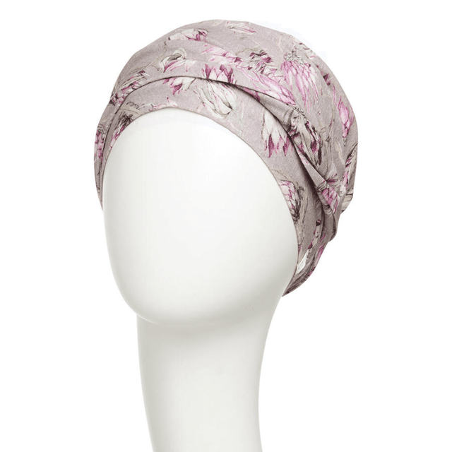 Shakti turban i Protea love-mönster visad framifrån på en skyltdocka, med synliga veck