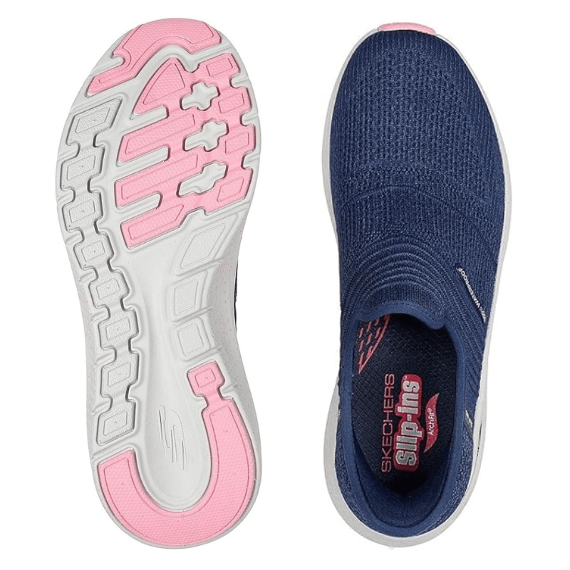 Blå Skechers damsneaker sedd uppifrån med synlig innersula och den rosa mönstrade yttersulan