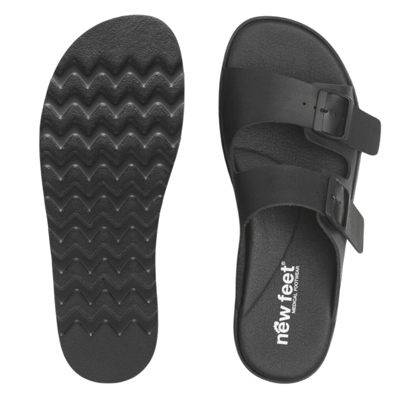 En svart New Feet sandal uppifrån med logotyp och en matchande sula med mönster underifrån