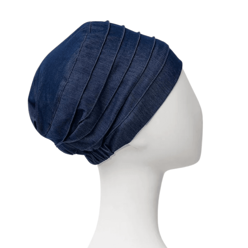 Mörkblå yoga turban i denim på skyltdocka, sedd från vänster med veckad design