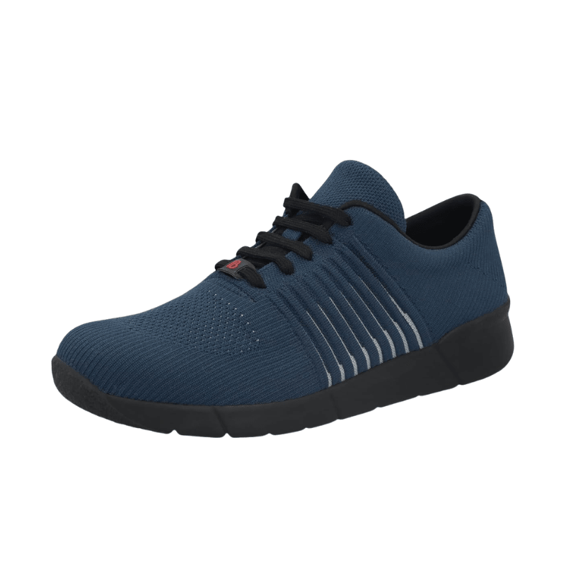 Marinblå Berkemann herrsneaker med stickad ovandel och röd logga på plösen, sedd snett framifrån