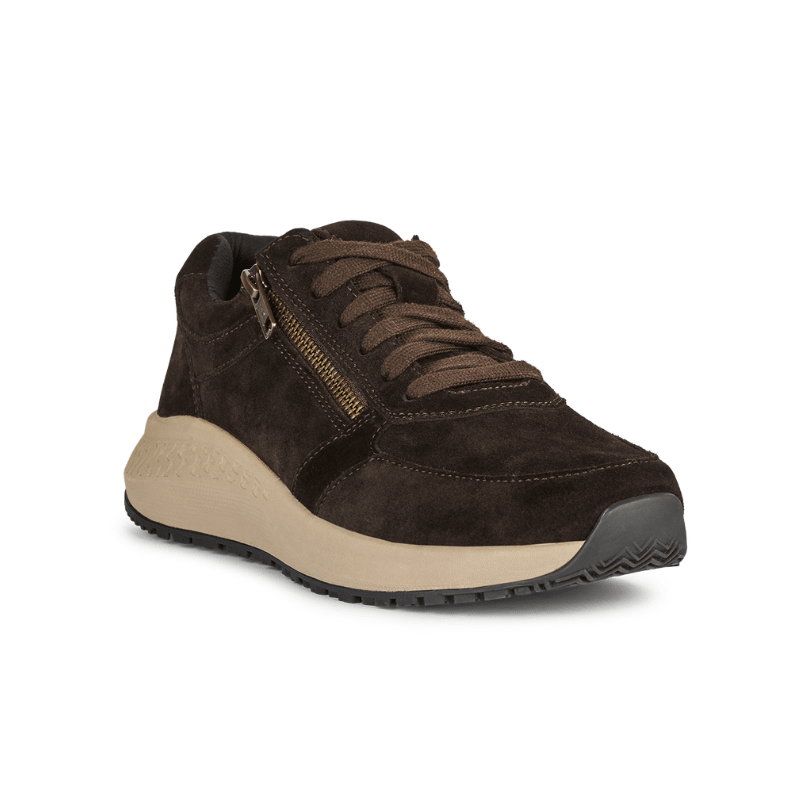 Mörkbrun Green Comfort damsneaker i mocka med snörning och dragkedja, fotograferad snett framifrån