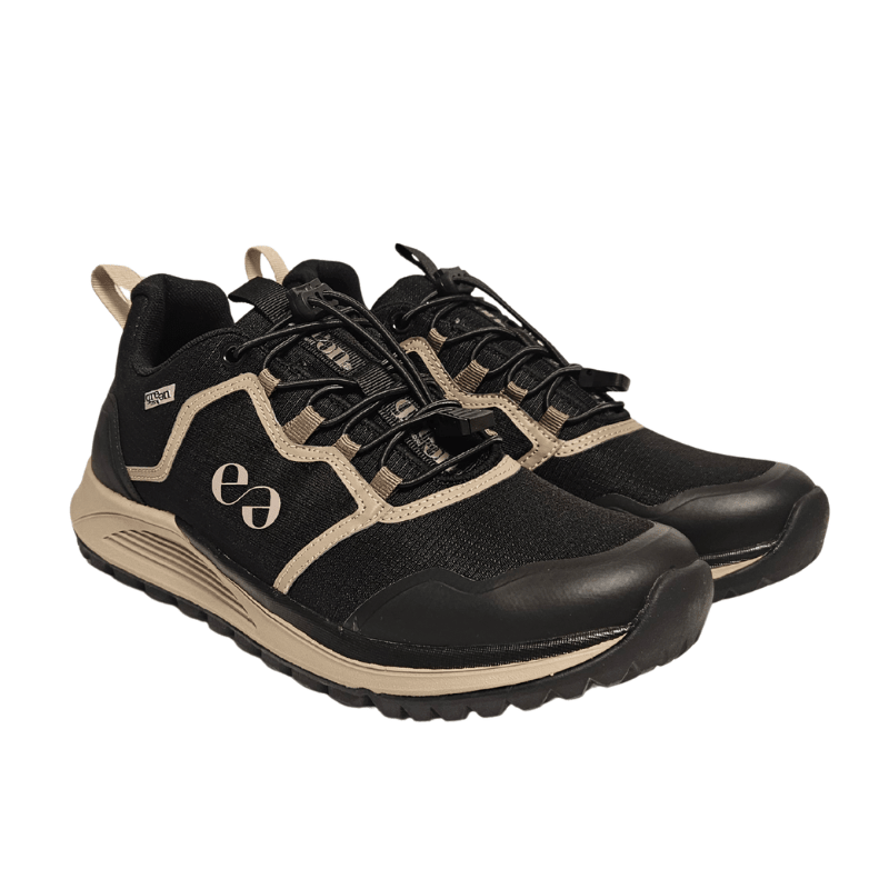 Ett par svarta Green Comfort outdoor damsneakers, sedda snett framifrån