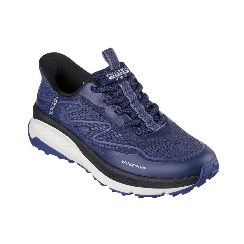Blå Skechers damsneaker med slip-in funktion, sedd snett framifrån med elastiska snören och "WATERPROOF" text