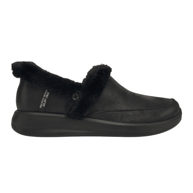 En svart Skechers slip-in damtoffel i veganskt läder med mjuk konstpäls, sedd från sidan