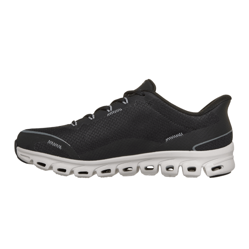 Svart Skechers damsneaker från sidan, med fokus på den svarta ovandelen i mesh och den gråa, flexibla yttersulan