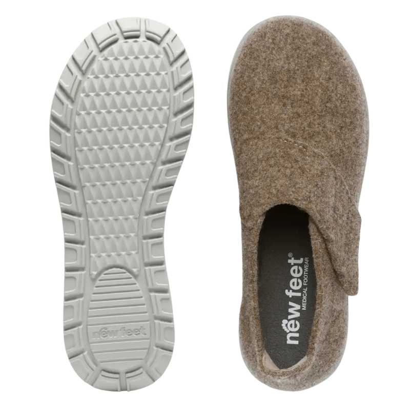 En sandfärgad damtoffel sedd uppifrån med New Feet innersula och en halksäker sula bredvid