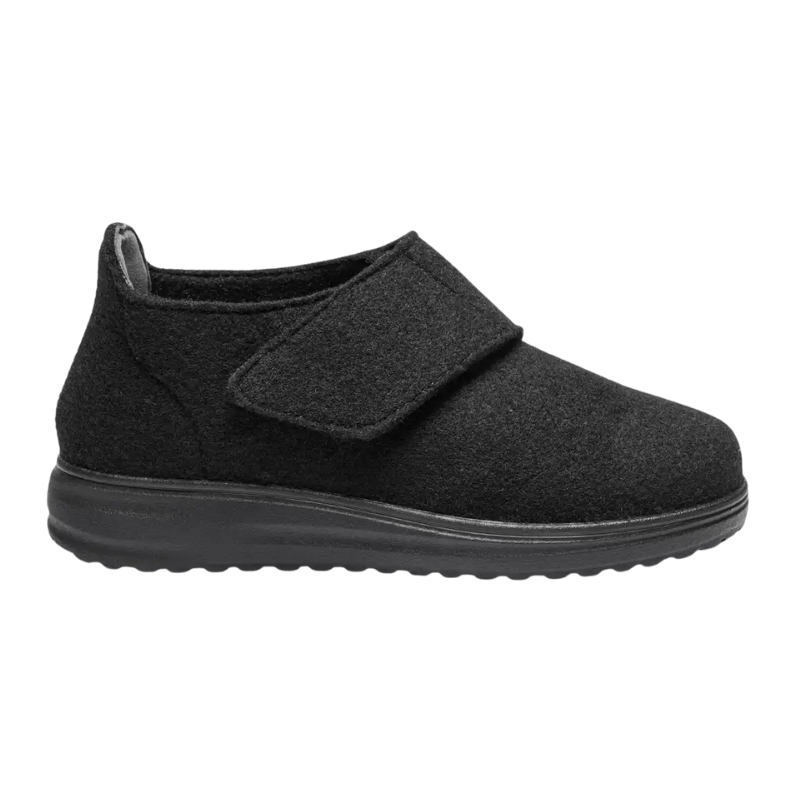 Svart New Feet damtoffel i filtmaterial med justerbar kardborreknäppning och hälkappa, sedd från sidan