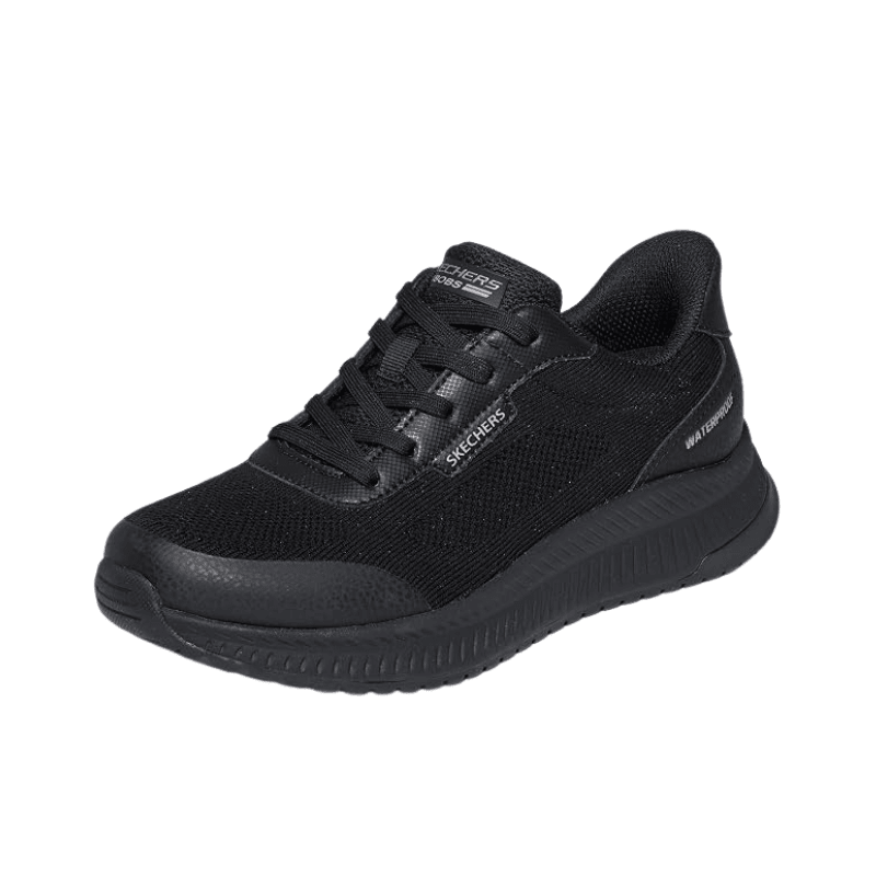 Svart Skechers slip-in outdoor damsko sedd snett framifrån, med synlig Skechers-logga och texten "Waterproof"
