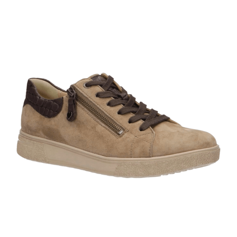 Hartjes damsko i mörk sand, en bekväm sneaker i mocka med krokodilpräglade detaljer, snett framifrån