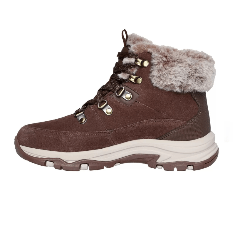 Brun Skechers vinterkänga med snörning och fuskpäls, sedd från sidan med fokus på tån