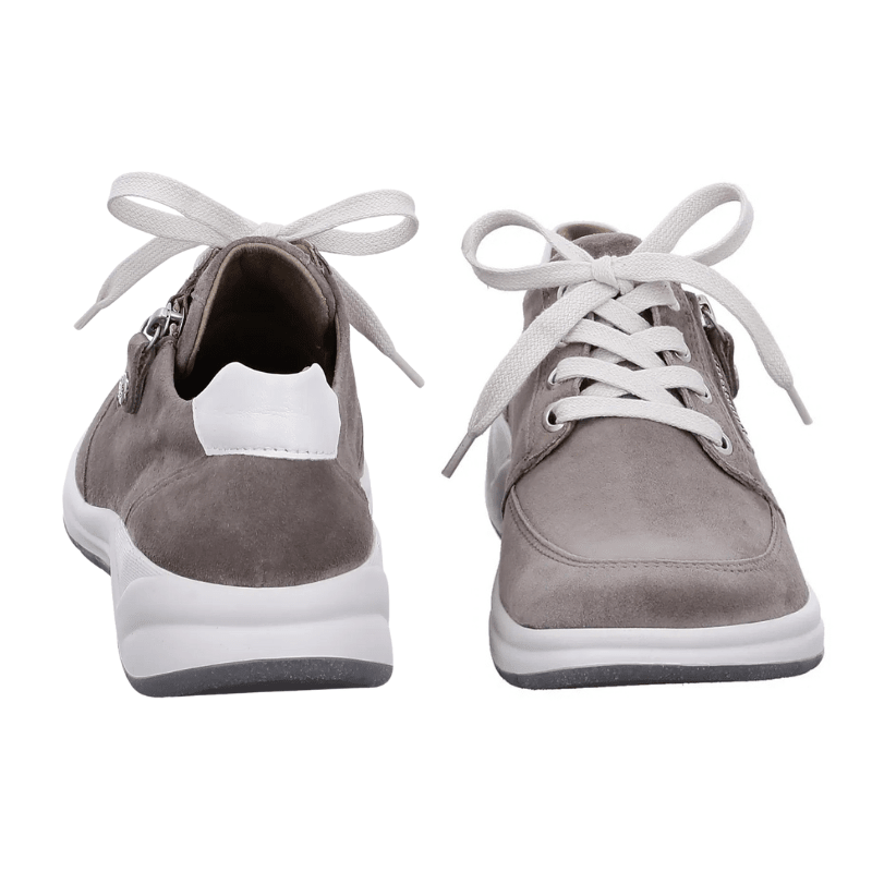 Två sandfärgade Fidelio damsneakers i nubuck, en sedd framifrån och en bakifrån