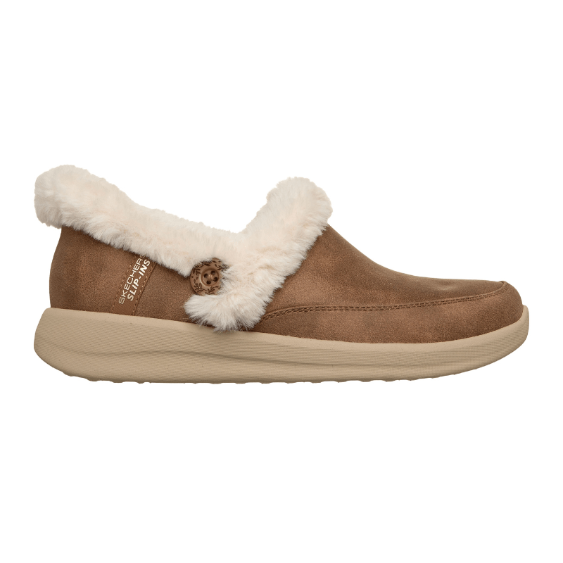 Kastanjebrun Skechers damehjemmesko fra siden med hvid pelskant og dekorativ knap