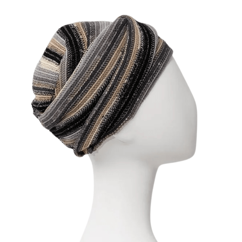 Zoya turban Black Autumn Stripes på skyltdocka, visar turbanens veck och randiga mönster