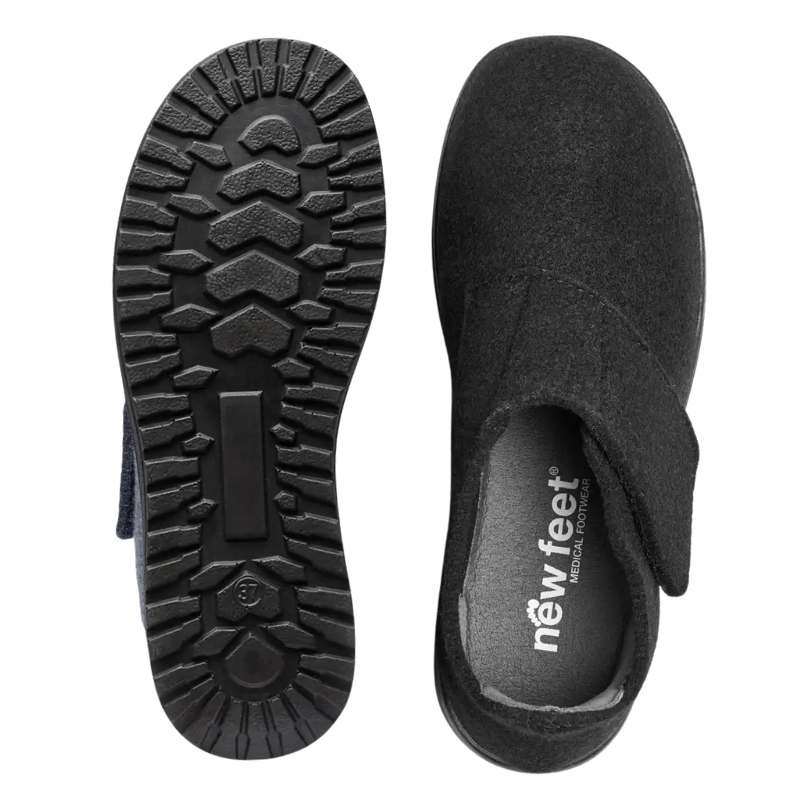Svart New Feet damtoffel sedd uppifrån med logga på innersulan och en mönstrad yttersula med storlek 37