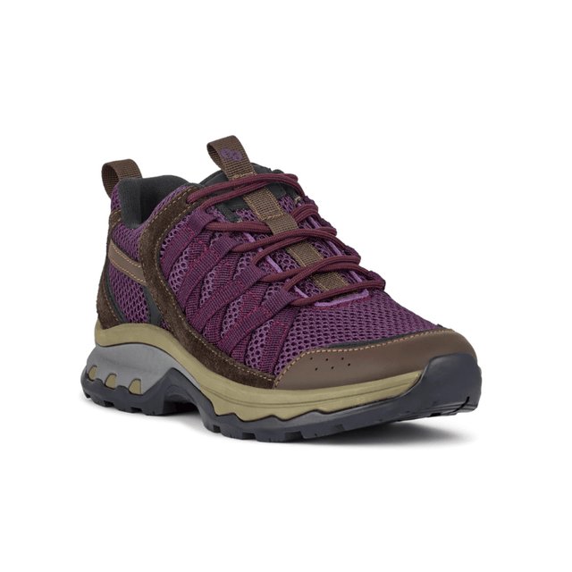 Plommonfärgad Green Comfort damsneaker sedd snett framifrån, visar mesh, mocka och elastiska snören