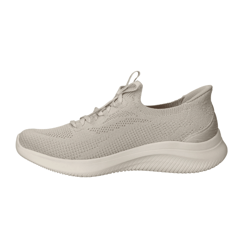 Beige Skechers damsneaker med stickad ovandel och flexibel sula, fotograferad rakt från sidan