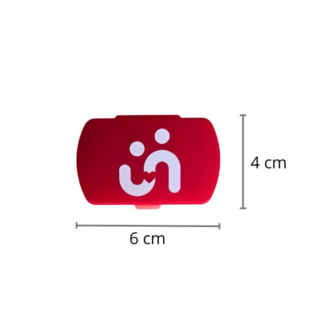 Röd dosett med två fack, sedd framifrån, med måtten 6 x 4 cm markerade