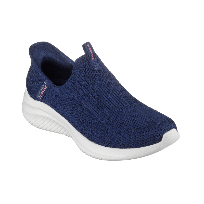 Marinblå Skechers slip-in damsneaker i stretchig textil, sedd snett framifrån med vit sula och rosa detaljer