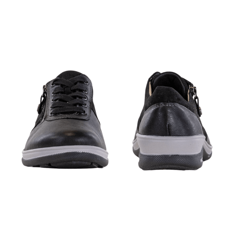 Två svarta Fidelio damsneakers, en sedd framifrån och en bakifrån, visar tå och häl