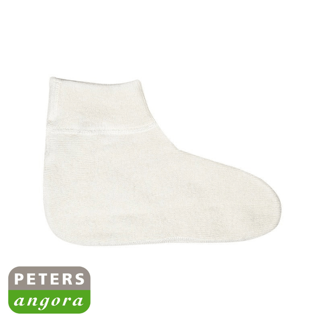 En ensam benvit angora nattsocka, fotformad och platt liggande på en vit bakgrund